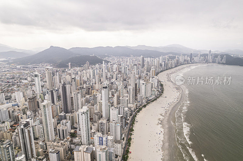 Balnéario Camboriú海滩海滨的观点在一个阴天和很少的人在海滩上